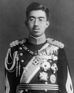 Emperor_Hirohito_portrait_photograph_anecdotes_historiques