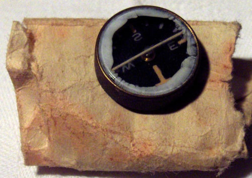 mini boussole au sein du kit de survie E-17