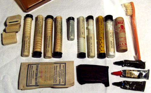 nécessaire de soin et de santé au sein du kit de survie de l'AAF pendant seconde guerre mondiale E-17