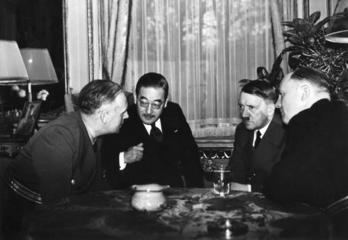 photographie d'une discussion entre ambassadeur japonais Hiroshi Oshima , Joachim von Ribbentrop et Adolf Hitler